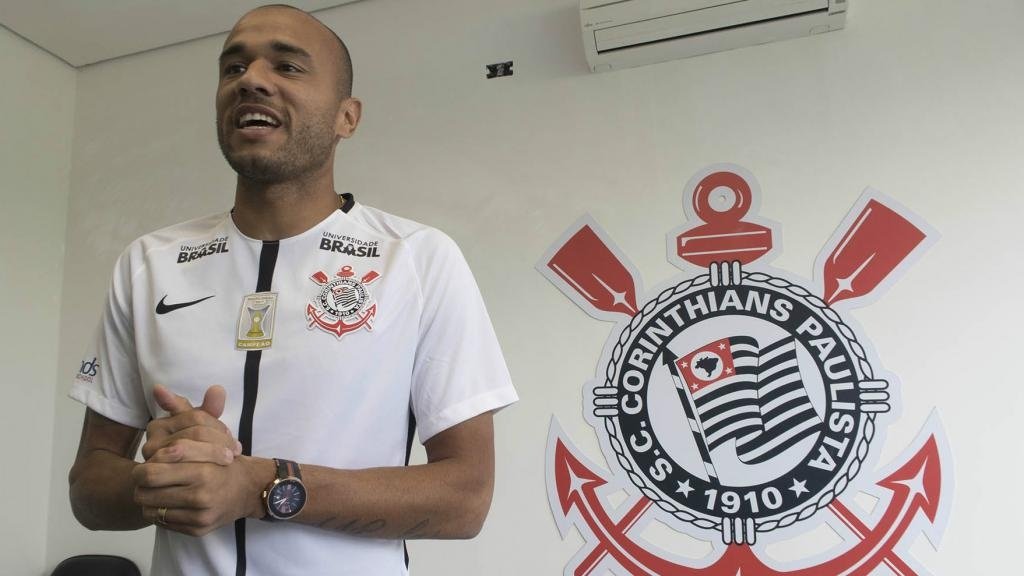 Roger realiza sonho de jogar pelo time de infância após passagens pelos rivais