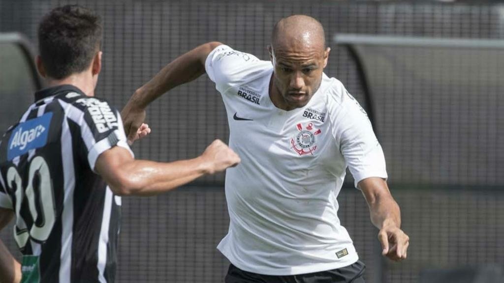 Corinthians aumenta número de chutes com Roger, que lamenta falta de pontaria