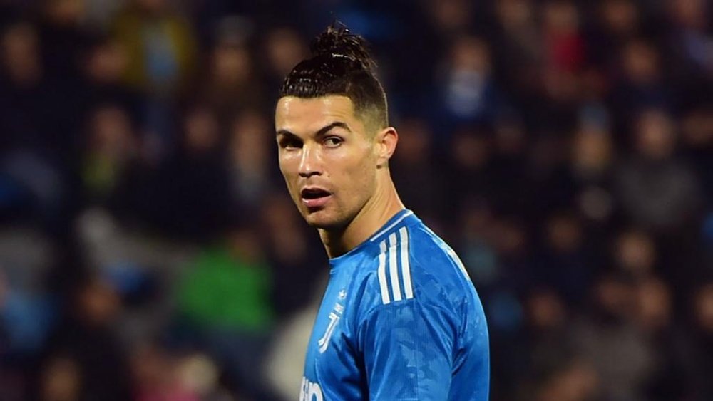 Coronavirus: Ronaldo criticised for 'taking pictures by the pool' during pandemic. Goal