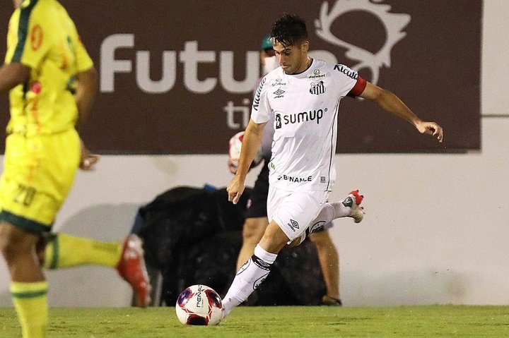 Atlético-MG contrata Sandro, capitão do Santos na Copinha