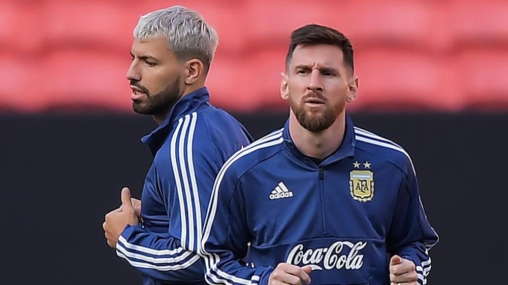 Sergio Agüero défend Leo Messi. Goal