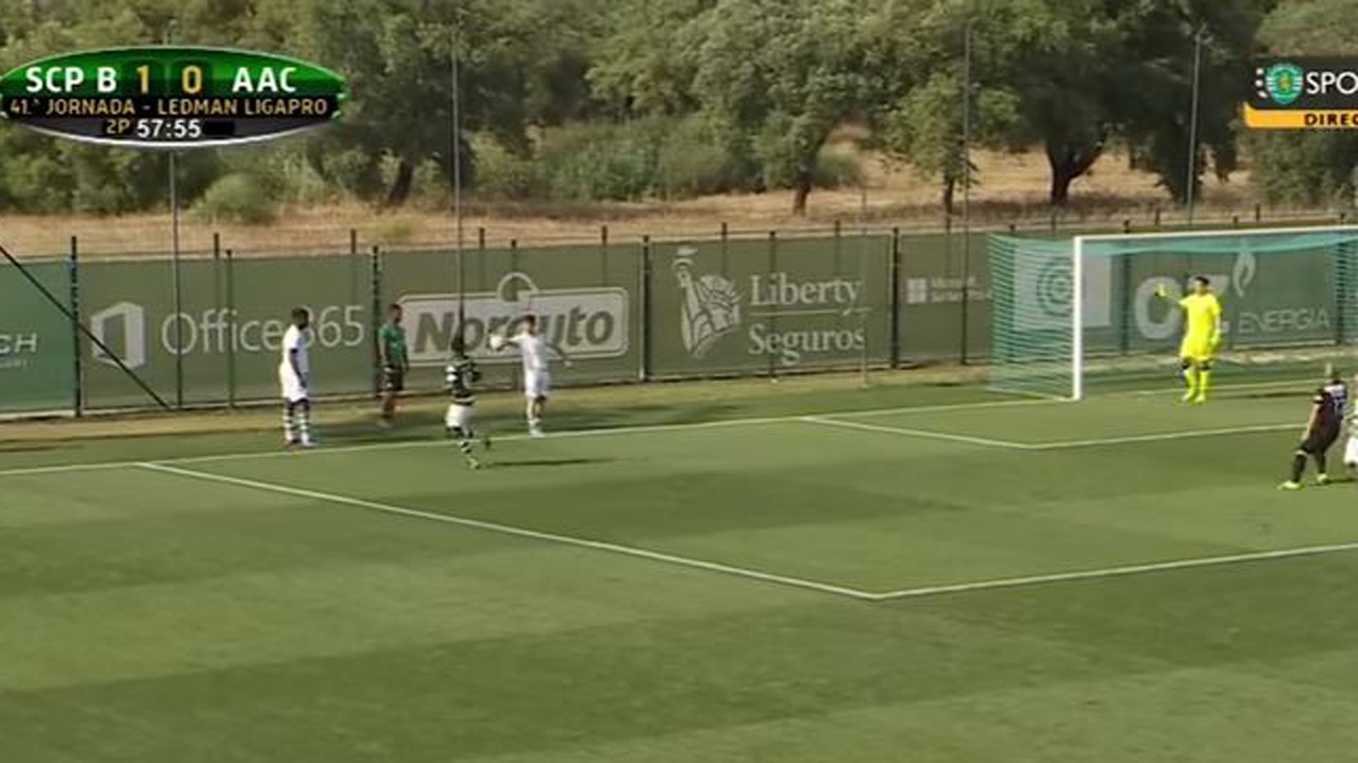 Jogador reserva comete pênalti bizarro em Portugal. Veja!