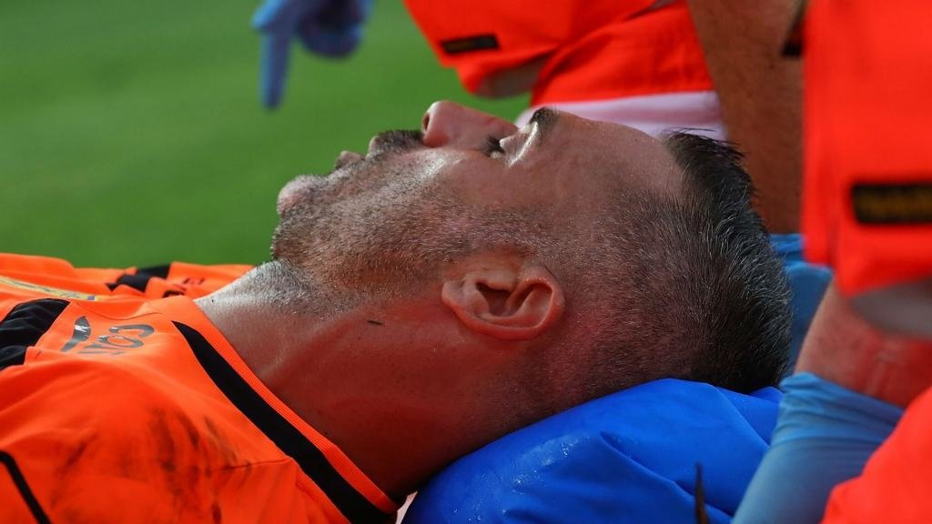 Chievo keeper suffers broken nose in collision with Ronaldo