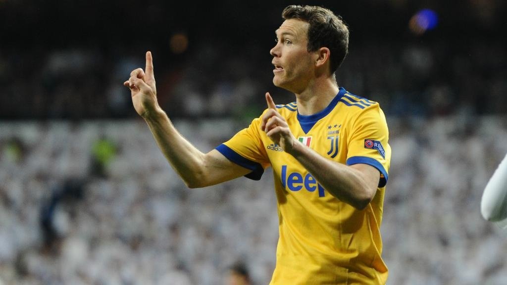 Lichtsteiner move to Dortmund falls through