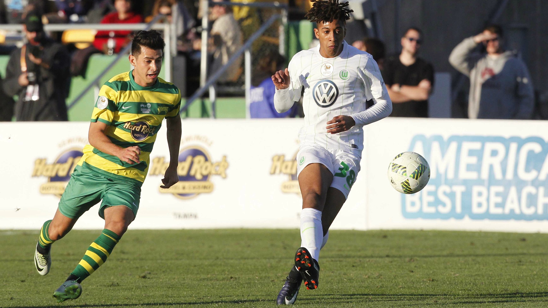 Jovem norte-americano do Wolfsburg, que tem nome bem complicado - Orrin McKinze Gaines II - garante que se espelha no craque da Seleção e Barça para decolar carreira