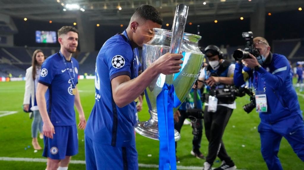 Thiago Silva conquista sonhada Champions e deixa Libertadores em aberto