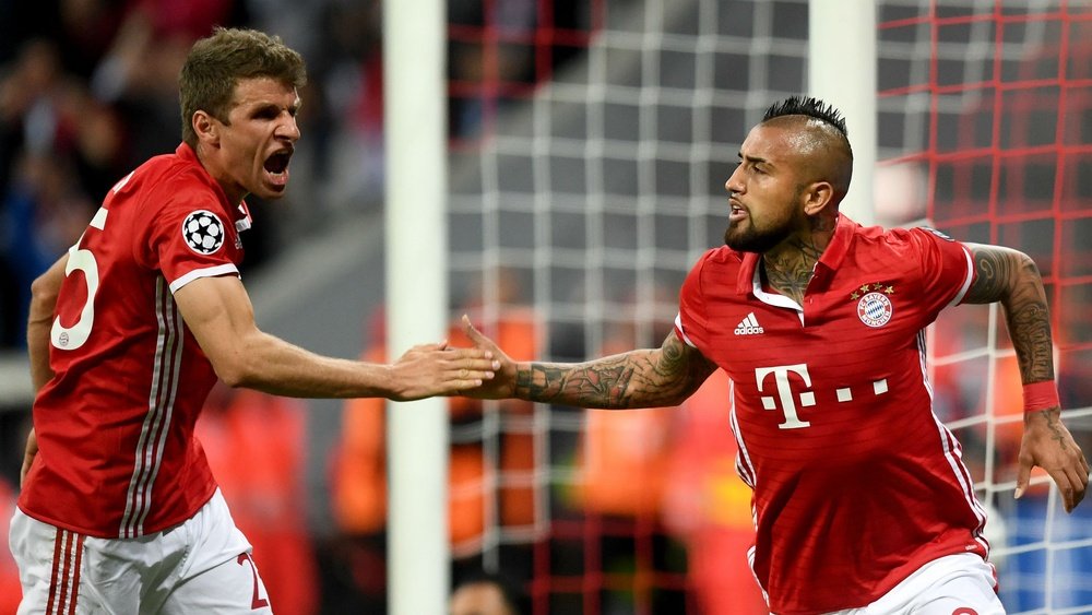 Thomas Müller et Arturo Vidal célèbrent le but du Bayern contre le Real en C1. Goal