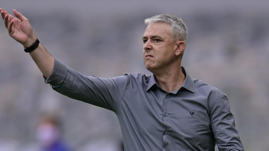 No mundo, Brasil é quem dá menos tempo aos técnicos.