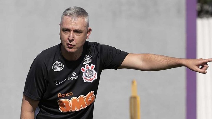 Corinthians apela para a base e tenta 'tapar buracos' na ponta e na zaga