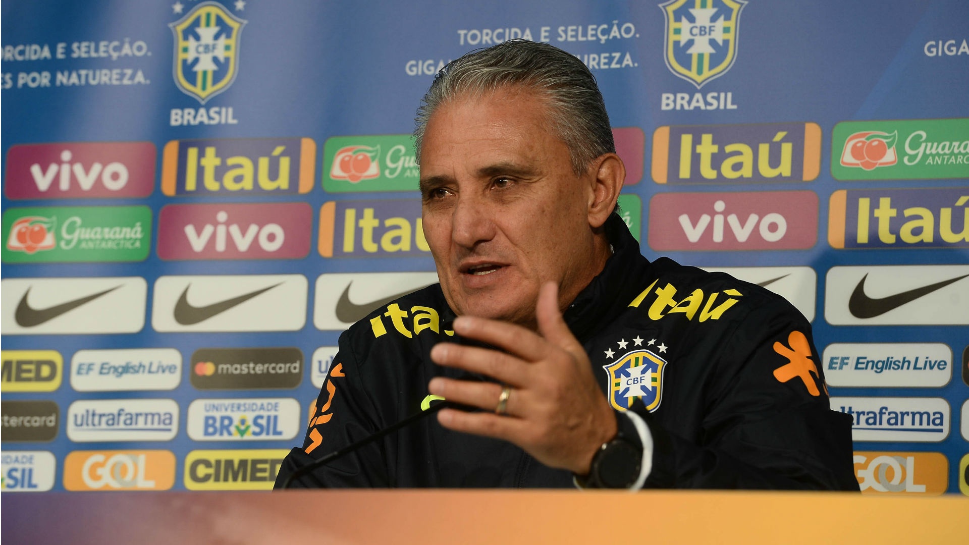 Tite escala Seleção dos sonhos com Pelé e Zico e mostra indecisão no ataque