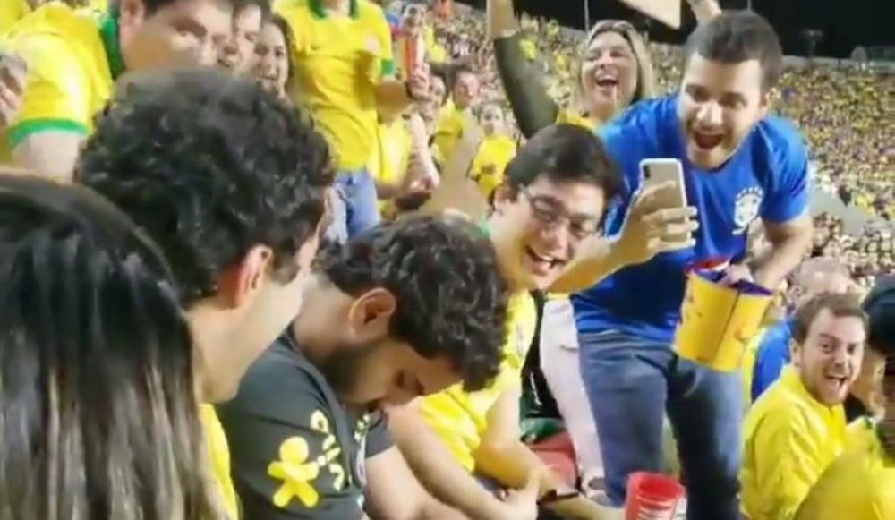 Torcedor dorme no jogo do Brasil e viraliza. Goal
