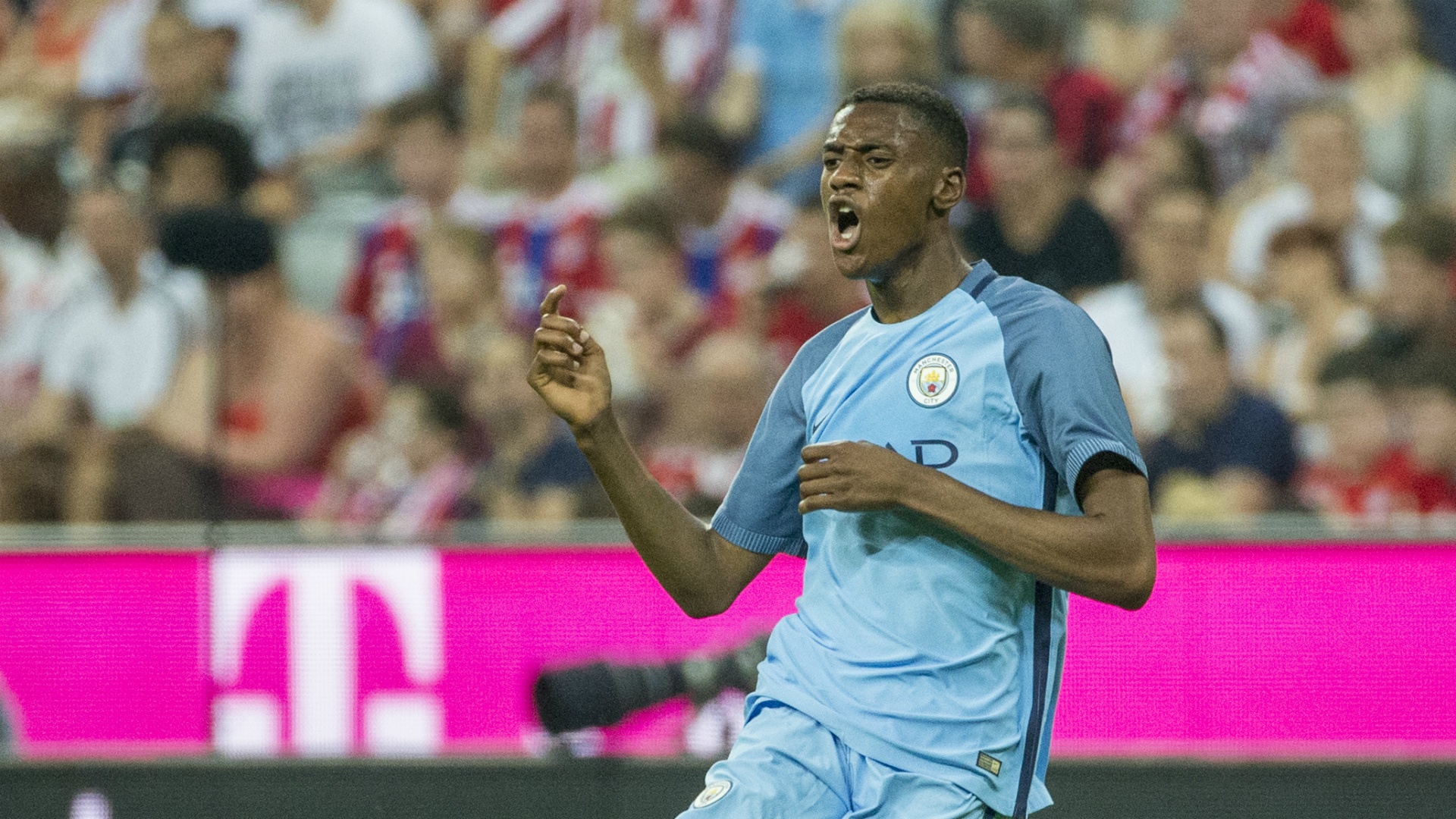 Adarabioyo signs new Manchester City deal
