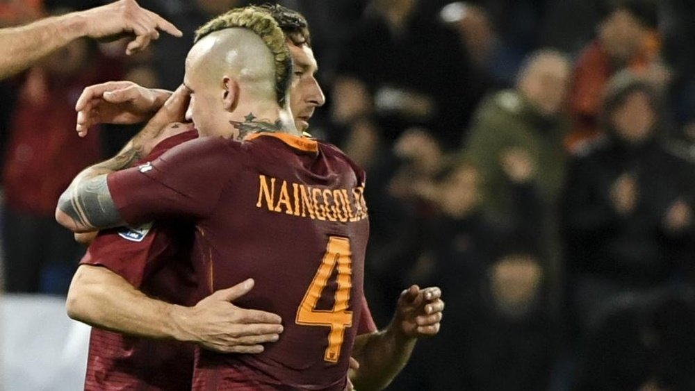 Sorpresa per Totti, alla Longarina spunta Nainggolan: 'Emozionante vederlo giocare'. Goal