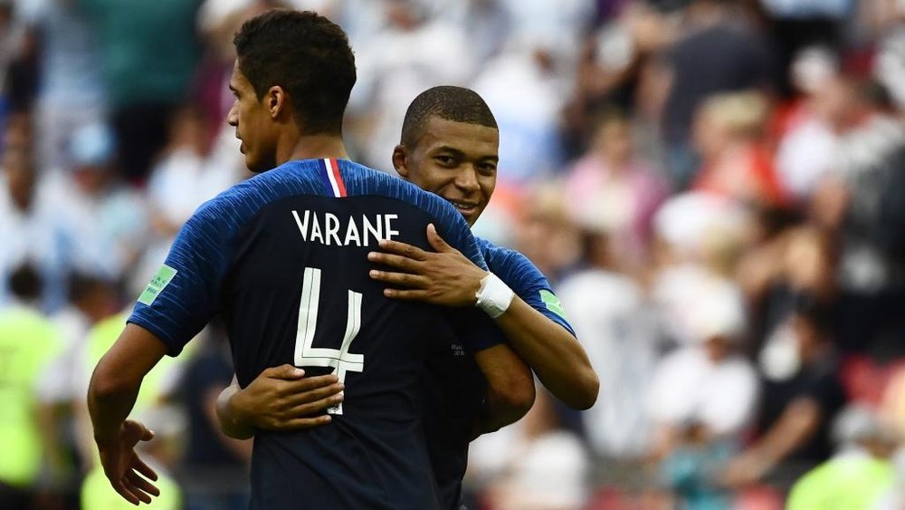 Varane gostaria de contar com Mbappé em seu time. Goal