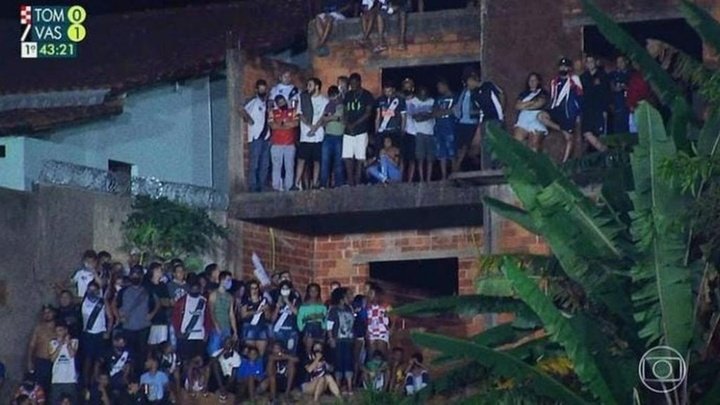 Vasco avança na Copa do Brasil em jogo marcado por aglomeração