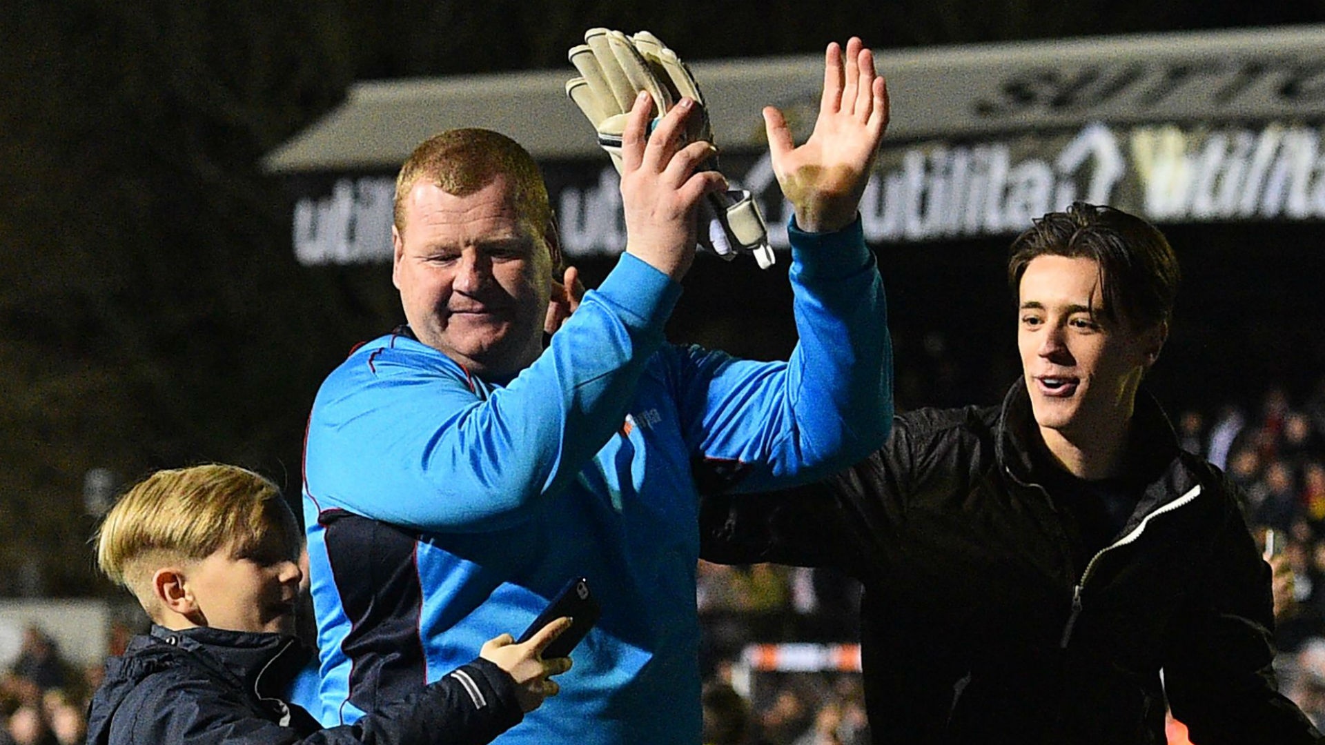 Wayne Shaw, le gardien XXL de Sutton United, limogé pour avoir mangé sur le bord du terrain, a retrouvé un travail.