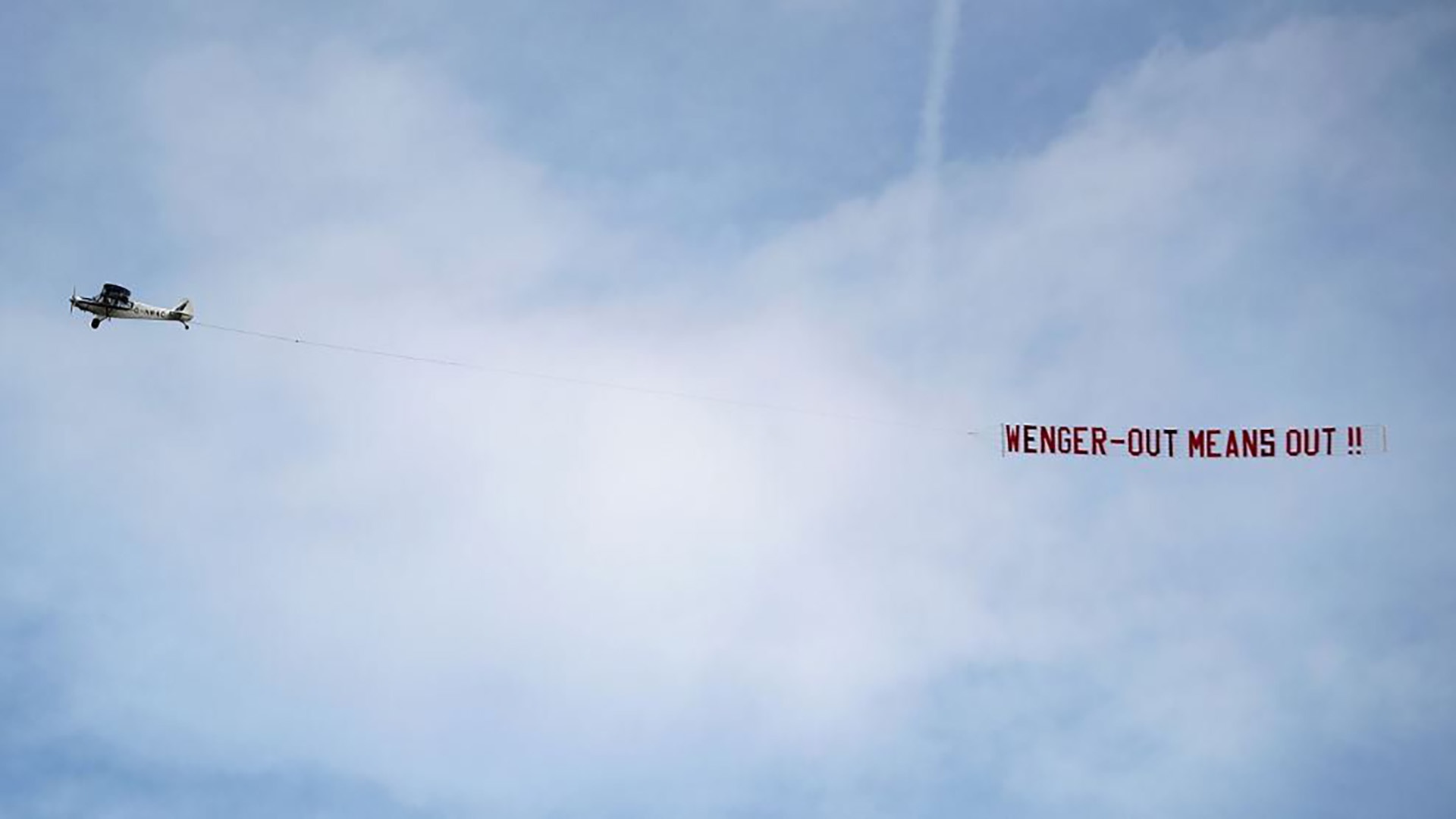 Arsenal Un Avion Avec Une Banderole Anti Wenger