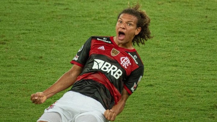 Bom pelo alto: mais da metade dos golos de Arão no Flamengo foram de cabeça