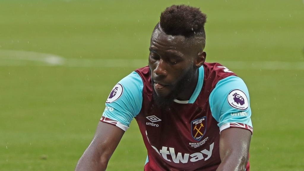 Arthur Masuaku suspendu six matches pour avoir craché sur un adversaire