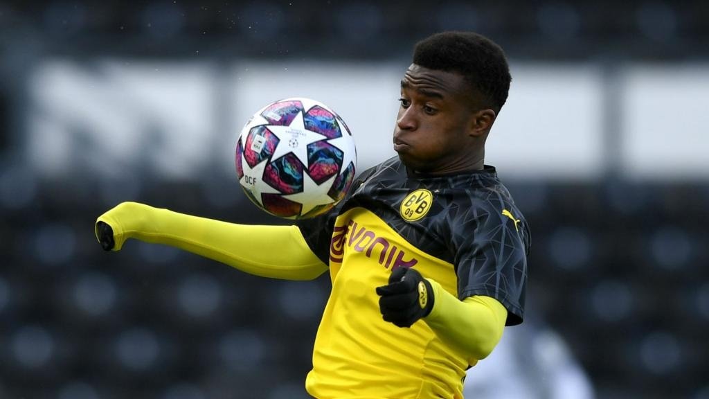 Dortmund's 15-year-old prodigy Moukoko wanted in first team by Favre