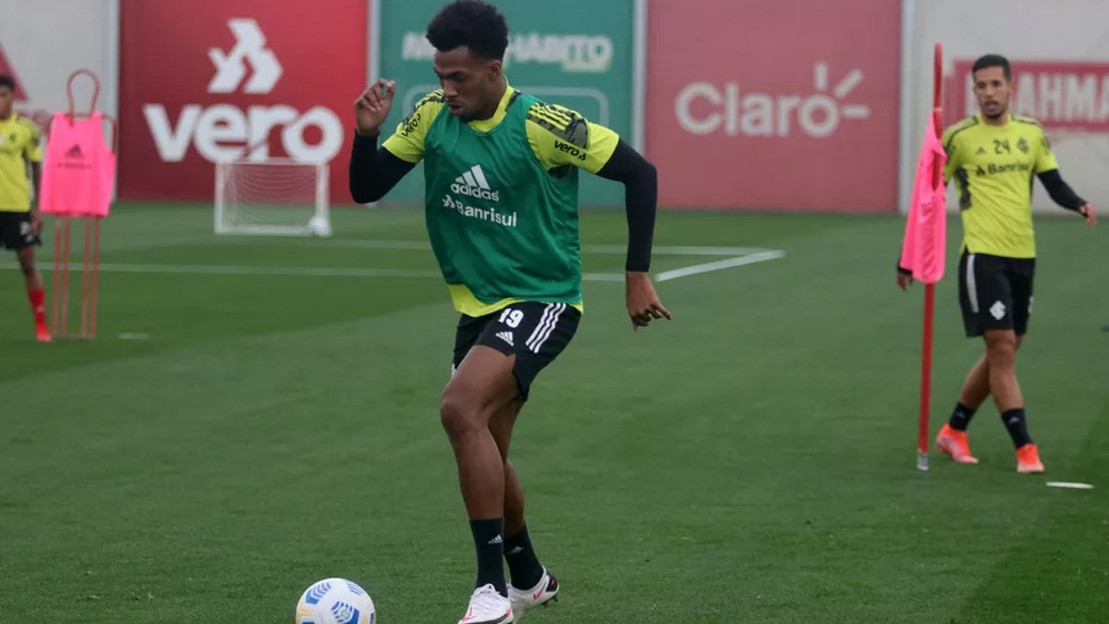 Clube ucraniano rompe acordo e zagueiro volta para o Inter.