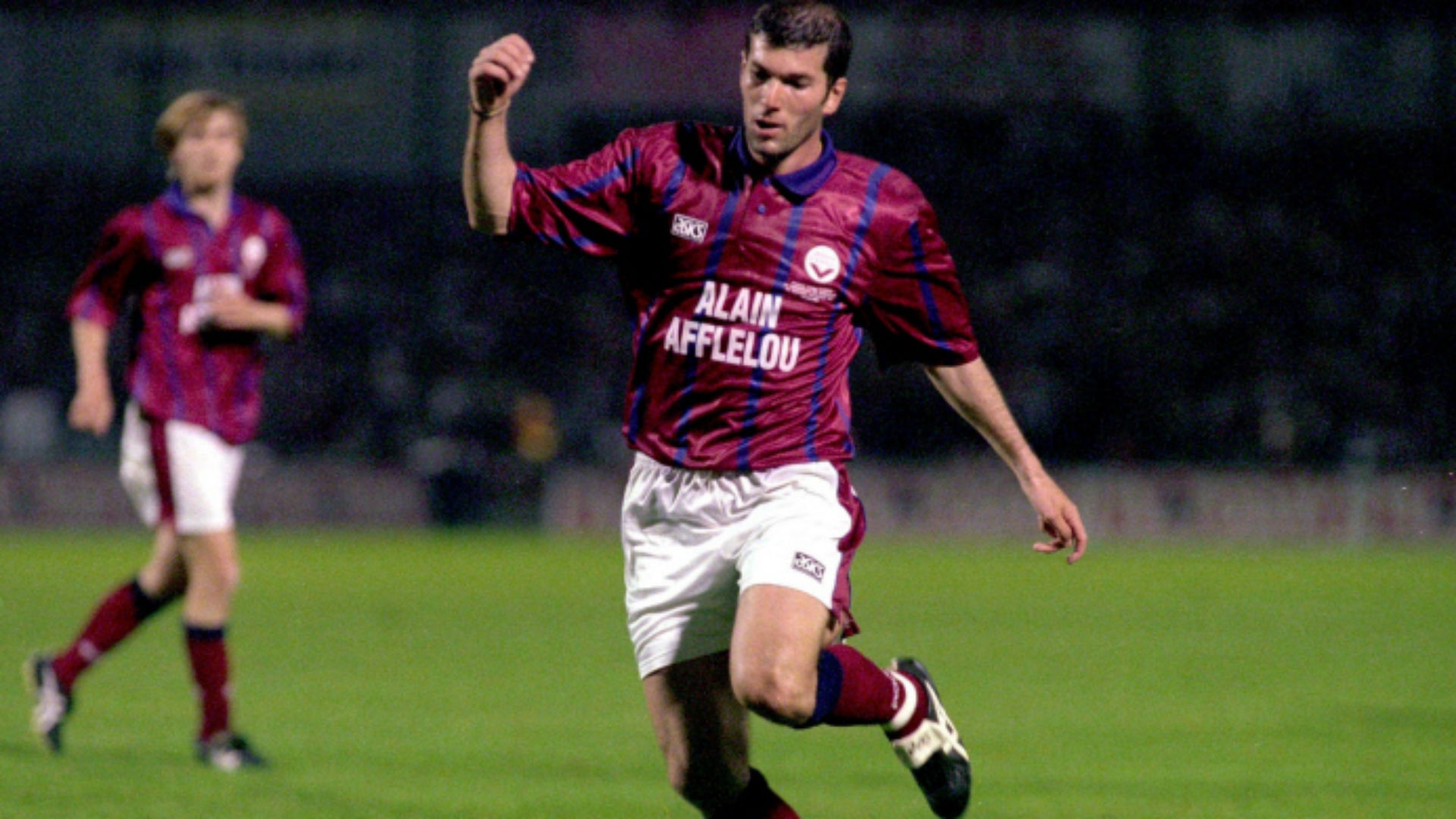 Zinedine Zidane - Vị Vua Của Nghệ Thuật Bóng Đá