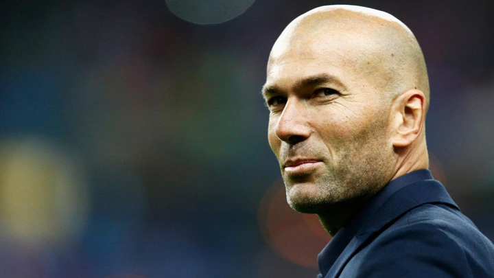 Zinédine Zidane débarque à Paris. GOAL
